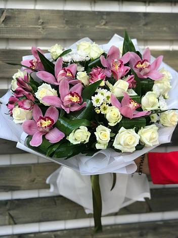 Букет цветов из: Розы и Хризантемы в Исаково