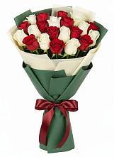 Букет Микс из красных и белых роз в Исаково