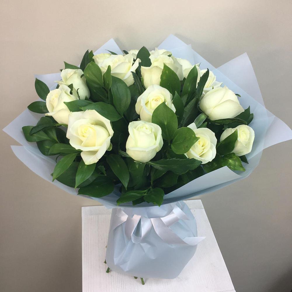 Букет 15 Белых роз Проуд в Исаково