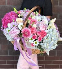 Цветочная композиция из Розы, Хризантемы, Пионы и Лизиантусы в корзине в Исаково