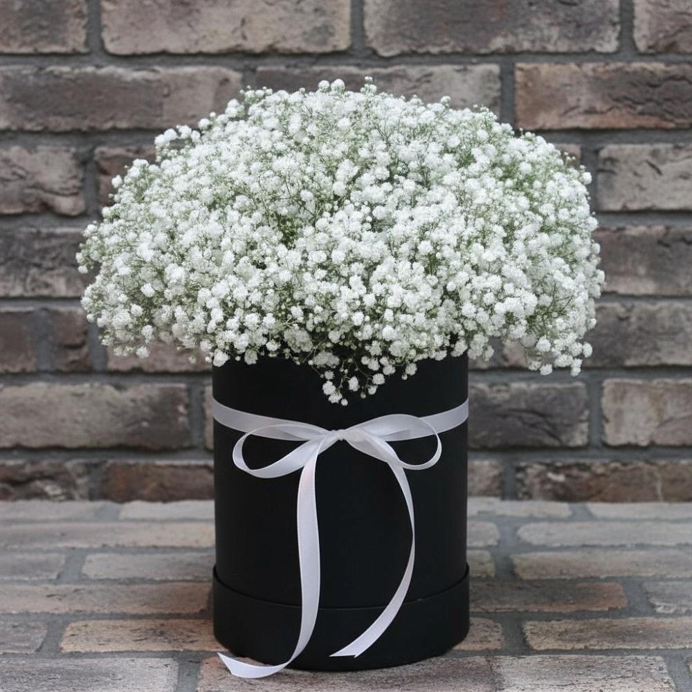 Цветочная композиция из Гипсофила в шляпной коробке в Исаково