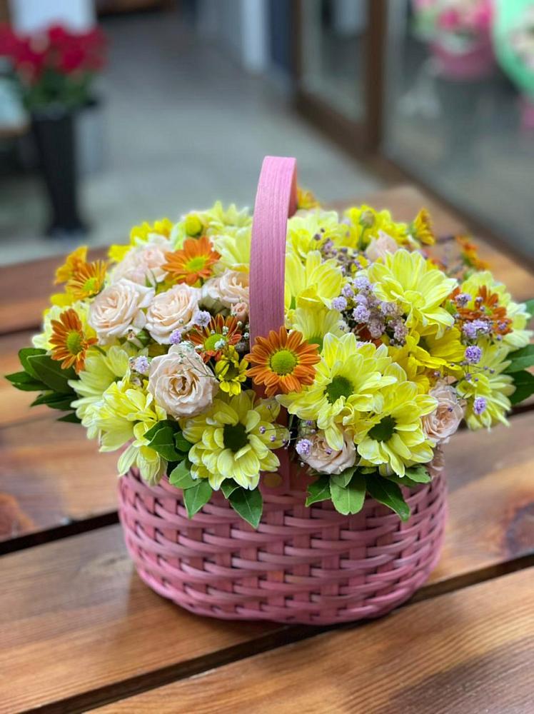 Цветочная композиция из Хризантемы и Розы в корзине в Исаково