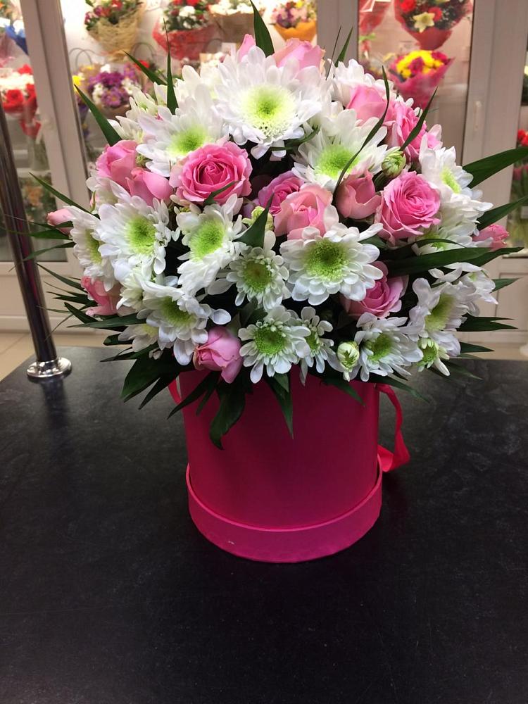 Цветочная композиция из Розы и Хризантемы в шляпной коробке в Исаково