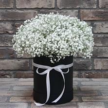 Цветочная композиция из Гипсофила в шляпной коробке в Исаково