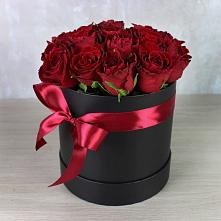 Цветочная композиция из Розы в шляпной коробке в Исаково