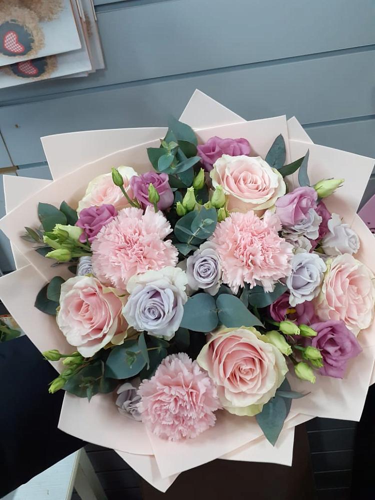 Букет цветов из: Розы, Гвоздики и Лизиантусы в Исаково