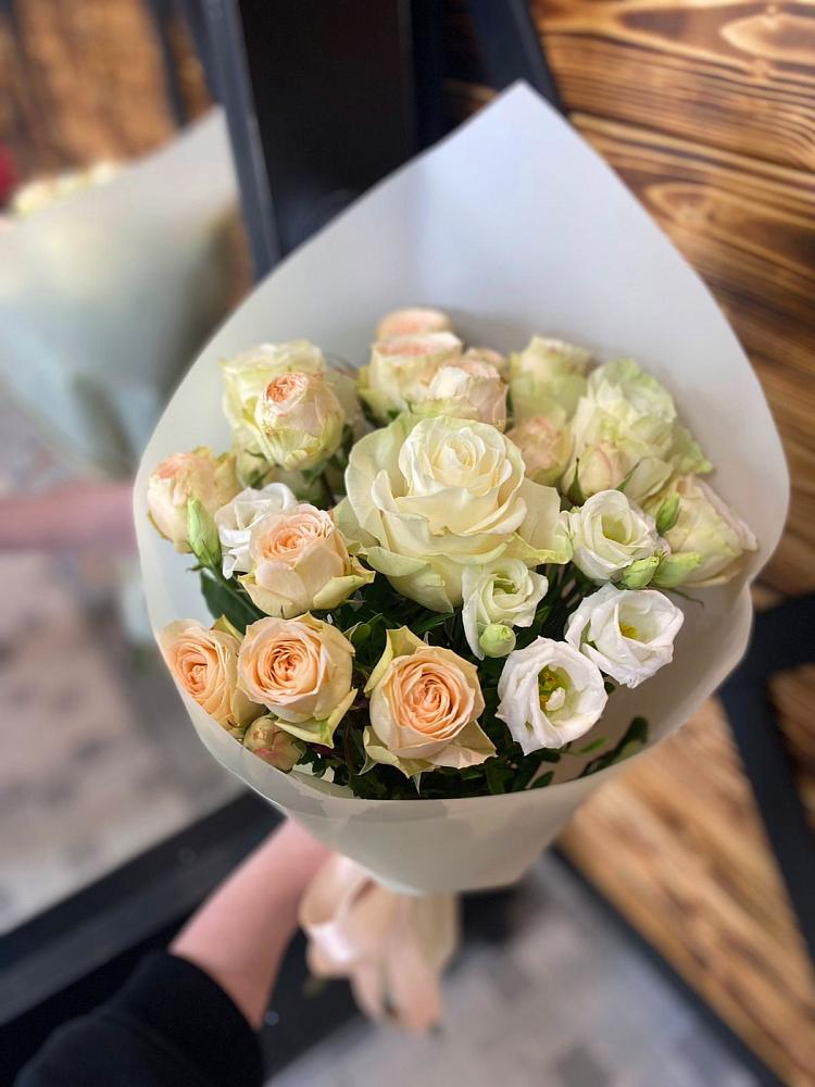 Букет цветов из: Розы и Лизиантусы в Исаково